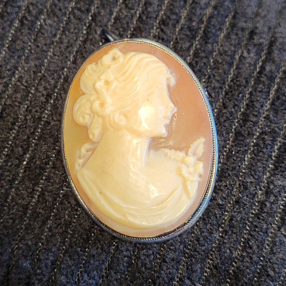 Vintage Cameo Brooch 925 Sterling Silver Pendant Right Facing Woman Frame shell